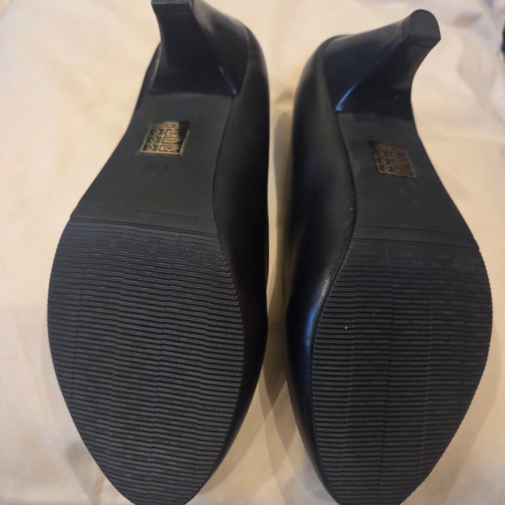 Black Court Shoes. - Picture 5 of 8